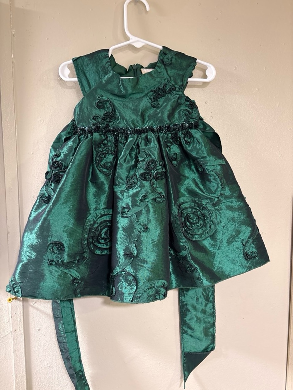 Emerald Green Girls' Formal Dress with Rosette Embellishments